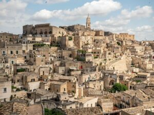Vista panoramica di Matera, case in pietra antiche.