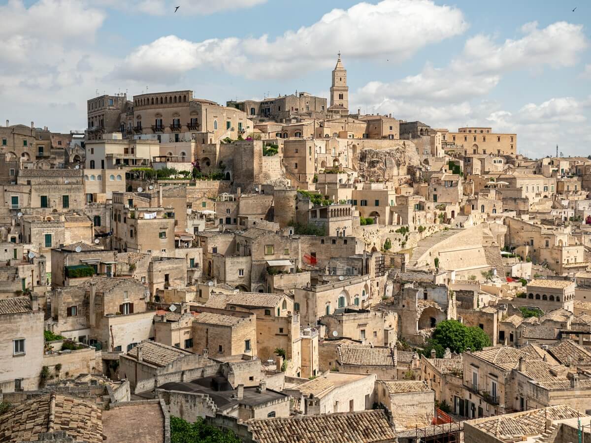 Vista panoramica di Matera, case in pietra antiche.