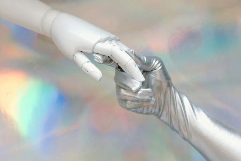 Mano bionica e robotica si uniscono